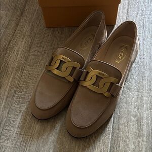 Tod's Tan Loafers with Gold Chain Detail size 35 1/2 US 5.5-6 NWB